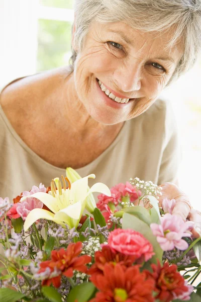 Kvinna Med Blommor Leende — Stockfoto