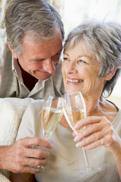 Couple Dans Salon Toastant Champagne Souriant — Photo