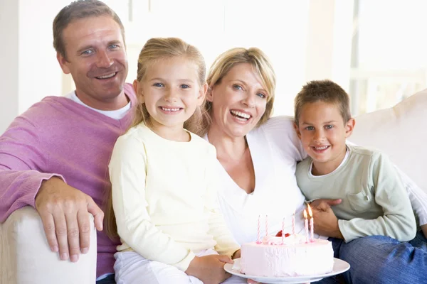 Familia Sala Estar Con Pastel Sonriendo —  Fotos de Stock