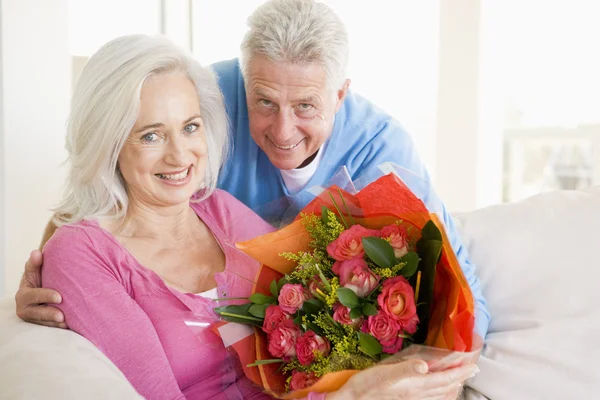 丈夫和妻子持鲜花和微笑 — 图库照片