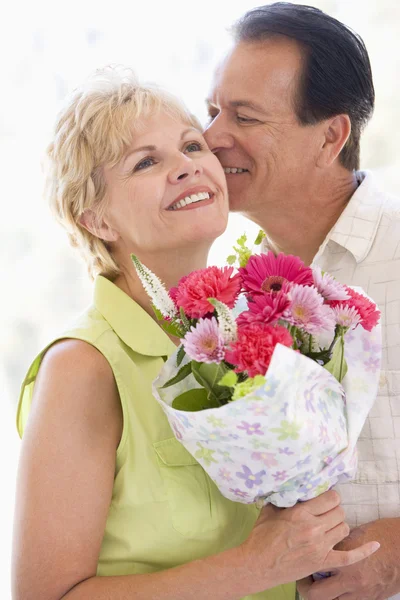 Husband Wife Holding Flowers Kissing Smiling — Stock Photo, Image