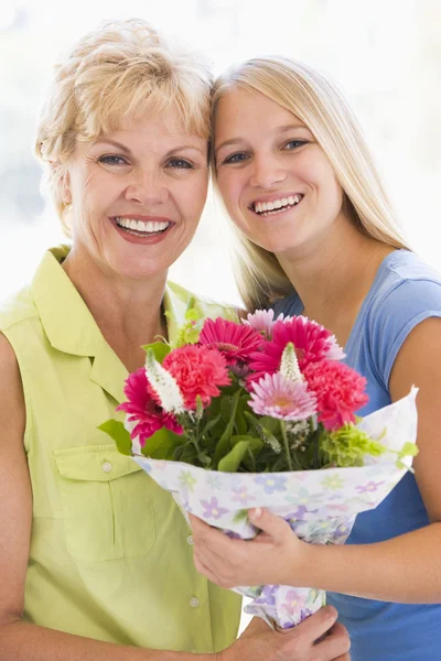 Barnbarn Och Mormor Håller Blommor Och Leende — Stockfoto
