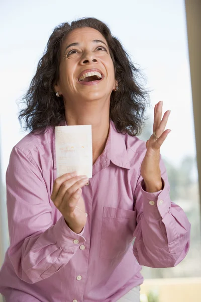 Mujer Con Billete Lotería Ganador Emocionado Sonriente —  Fotos de Stock
