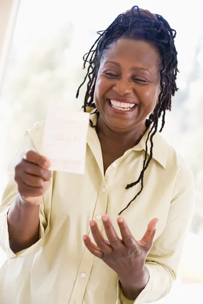 Mujer Con Billete Lotería Ganador Emocionado Sonriente — Foto de Stock