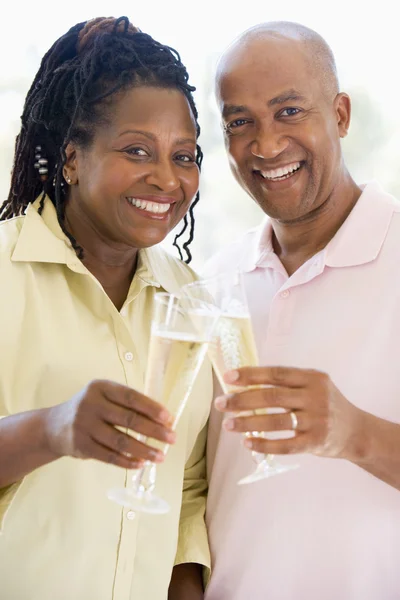 Şampanya Toasting Gülümseyen Bir Çift — Stok fotoğraf