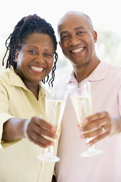 Şampanya Toasting Gülümseyen Bir Çift — Stok fotoğraf