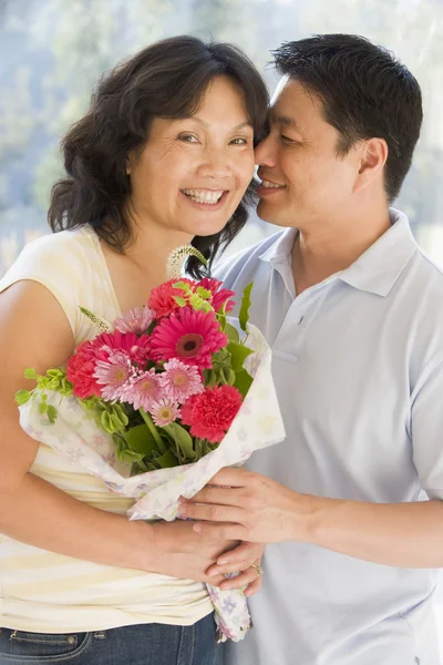 Σύζυγος Και Σύζυγος Κρατώντας Λουλούδια Που Είναι Χαμογελώντας — Φωτογραφία Αρχείου