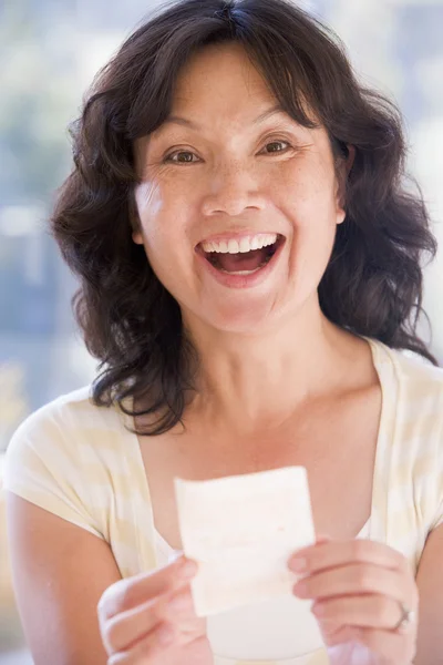 宝くじの当選券興奮し 笑顔を持つ女性 — ストック写真