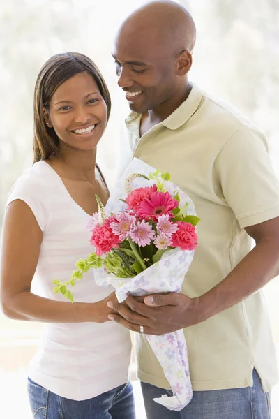 Σύζυγος Και Σύζυγος Κρατώντας Λουλούδια Και Χαμογελαστός — Φωτογραφία Αρχείου
