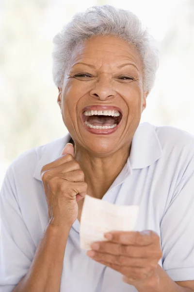 Vrouw Met Winnende Loterij Ticket Opgewonden Glimlachen — Stockfoto