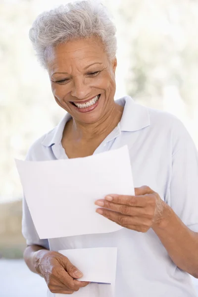 Kadın Gülümseyerek Mektup Okuma — Stok fotoğraf