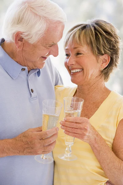 Couple Drinking Champagne Smiling — Stock Photo, Image