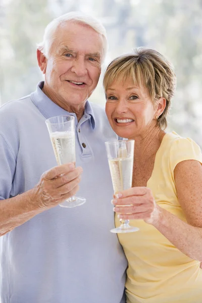 夫妇祝酒香槟和微笑 — 图库照片