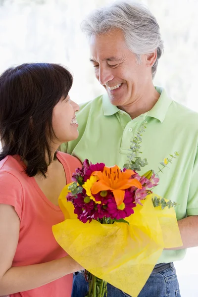 Man Och Hustru Hålla Blommor Och Leende — Stockfoto
