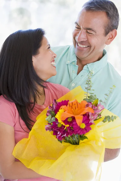 Esposo Esposa Sosteniendo Flores Sonriendo —  Fotos de Stock