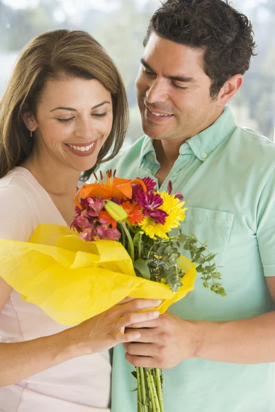 Marido Dando Flores Esposa Sorrindo — Fotografia de Stock
