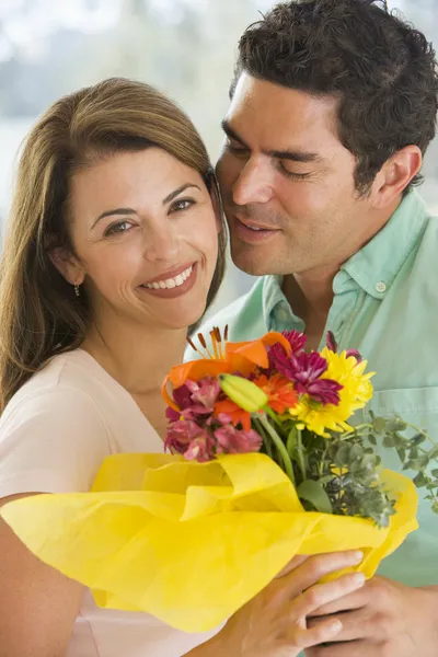 Man Vrouw Houdt Van Bloemen Glimlachen — Stockfoto