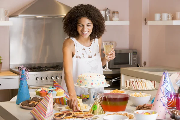 Kvinna på fest att få tårta från tabell leende — Stockfoto