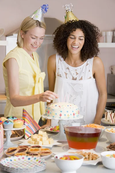 Due Donne Alla Festa Mettendo Candele Nella Torta Sorridente — Foto Stock