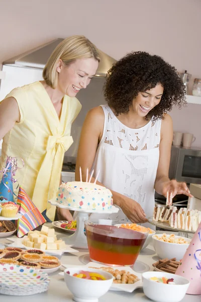 Two women at party getting sandwiches smiling — Stock Photo, Image