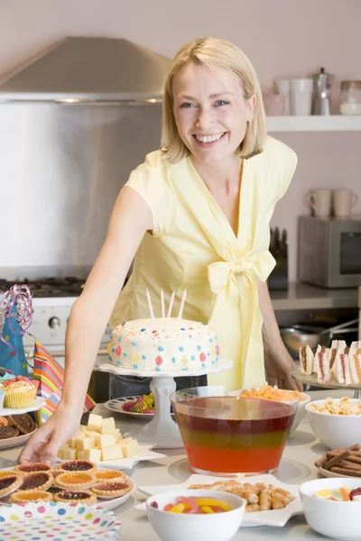 Vrouw Feest Tart Krijgen Van Voedsel Tabel Glimlachen — Stockfoto