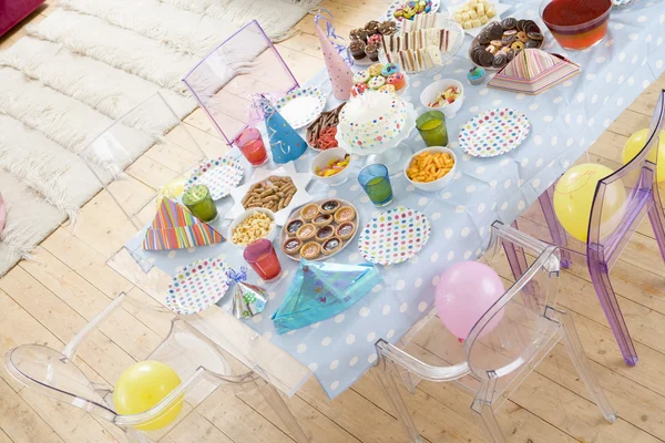 生日聚会表设置与食物 — 图库照片