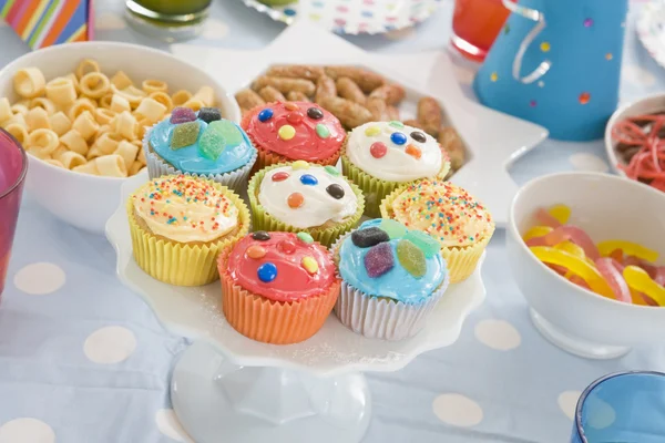 Geburtstagstisch mit Essen gedeckt — Stockfoto