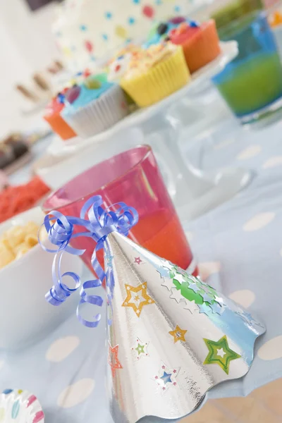 食物と一緒に誕生日パーティー テーブルの設定 — ストック写真