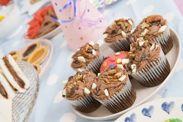Ajuste de mesa fiesta de cumpleaños con comida —  Fotos de Stock