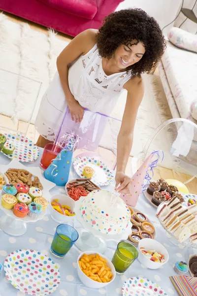 Жінка Вечірці Кладе Свічки Торт Обідній Стіл Посміхаючись — стокове фото