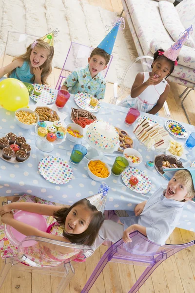 Crianças Pequenas Festa Sentadas Mesa Com Comida Sorrindo — Fotografia de Stock