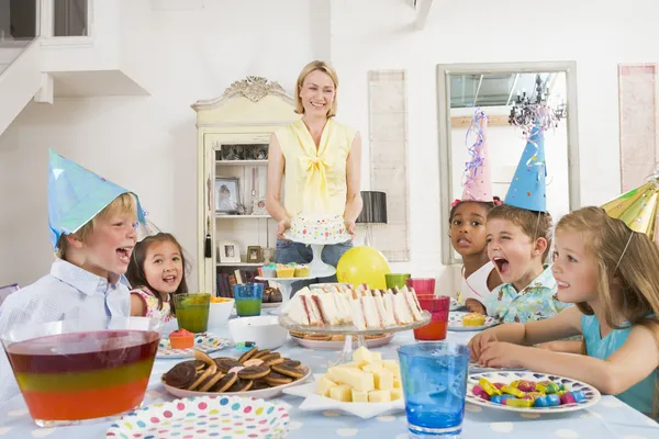 Kisgyermekek Asztal Hordozó Anya Party — Stock Fotó