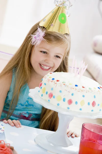Doğum Günü Pastası Gülümseyerek Seyir Parti Şapkası Giyen Genç Kız — Stok fotoğraf