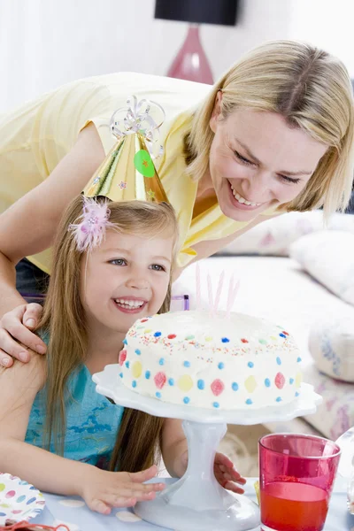 Madre Figlia Con Torta Compleanno Sorridente — Foto Stock