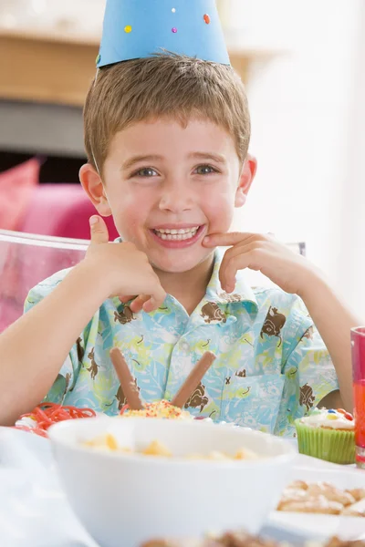 Νεαρό Αγόρι Στο Κόμμα Που Κάθεται Τραπέζι Χαμογελαστά Τροφίμων — Φωτογραφία Αρχείου