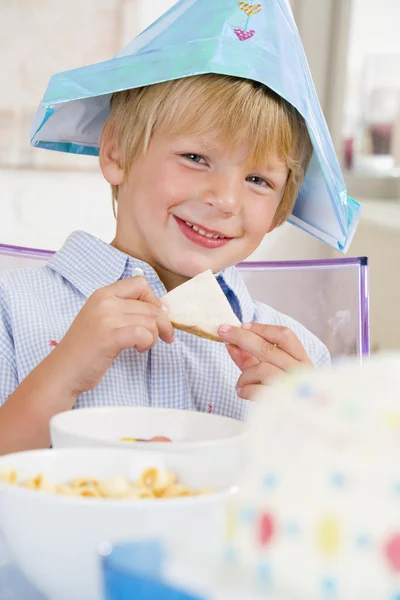 Νεαρό Αγόρι Στο Κόμμα Που Κάθεται Τραπέζι Χαμογελαστά Σάντουιτς — Φωτογραφία Αρχείου