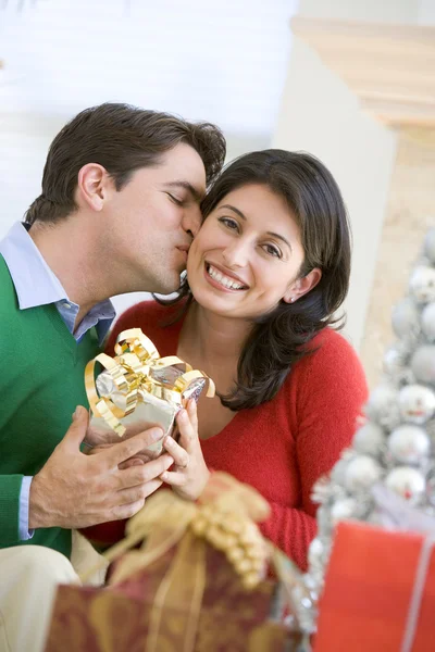 Manžel překvapivé manželka s vánoční dárek — Stock fotografie