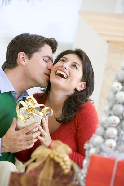 令人惊讶的妻子和圣诞礼物的丈夫 — 图库照片