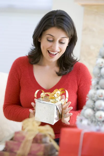 クリスマス プレゼントを開くことに興奮の女性 — ストック写真