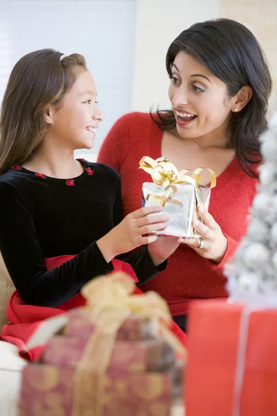 Chica sorprendiendo a su madre con regalo de Navidad —  Fotos de Stock