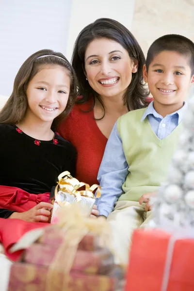母亲与她的儿子和女儿举行圣诞礼物 — 图库照片