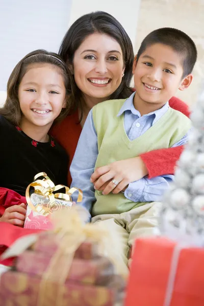 母亲与她的女儿和儿子举行圣诞礼物 — 图库照片