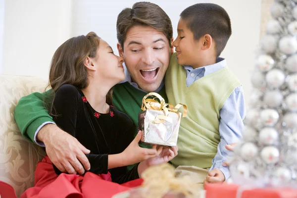 Pai sendo dado um presente de Natal por sua filha e filho — Fotografia de Stock