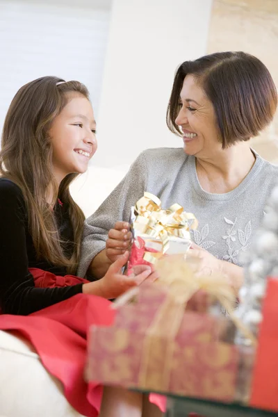 Mormor och barnbarn utbyta julklappar — Stockfoto