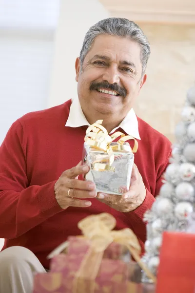 Uomo Entusiasta Aprire Regalo Natale — Foto Stock