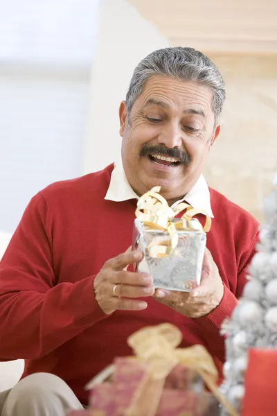 Mannen upphetsad att öppna julklapp — Stockfoto