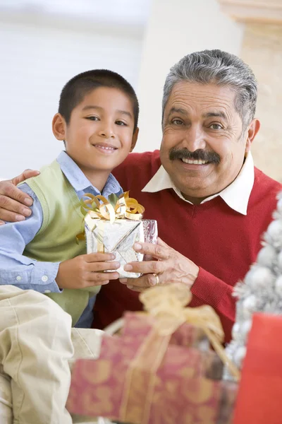 Menino pai surpreendente com presente de Natal — Fotografia de Stock