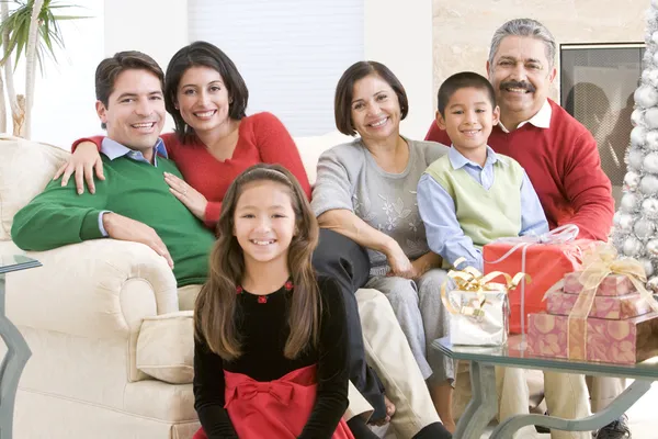 Familie Sitzt Kaffeetisch Und Weihnachtsgeschenke — Stockfoto