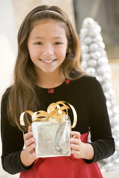 Junges Mädchen Lächelt Und Hält Weihnachtsgeschenk Der Hand — Stockfoto