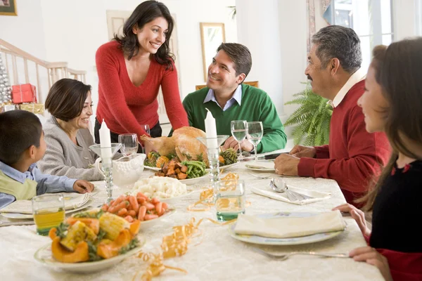 Семья все вместе за рождественским ужином — стоковое фото